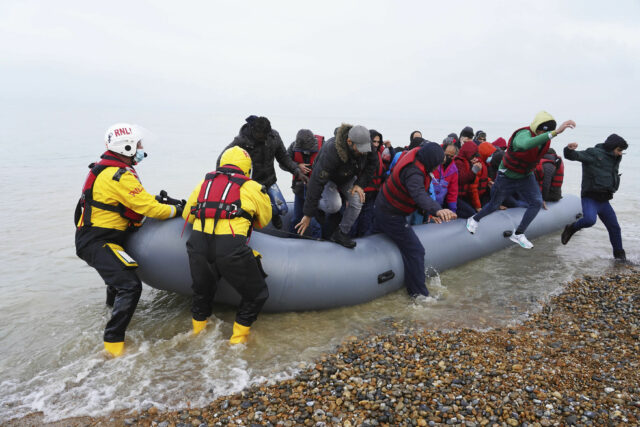 UK panel asks govt to scrap plan to turn back migrant boats