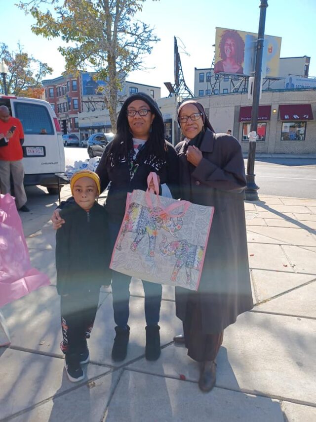 Mosque No.11 hosts a community giveaway event in Boston