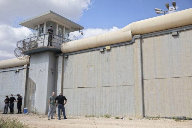 Palestinian prisoners begin major hunger strike at Israeli jails